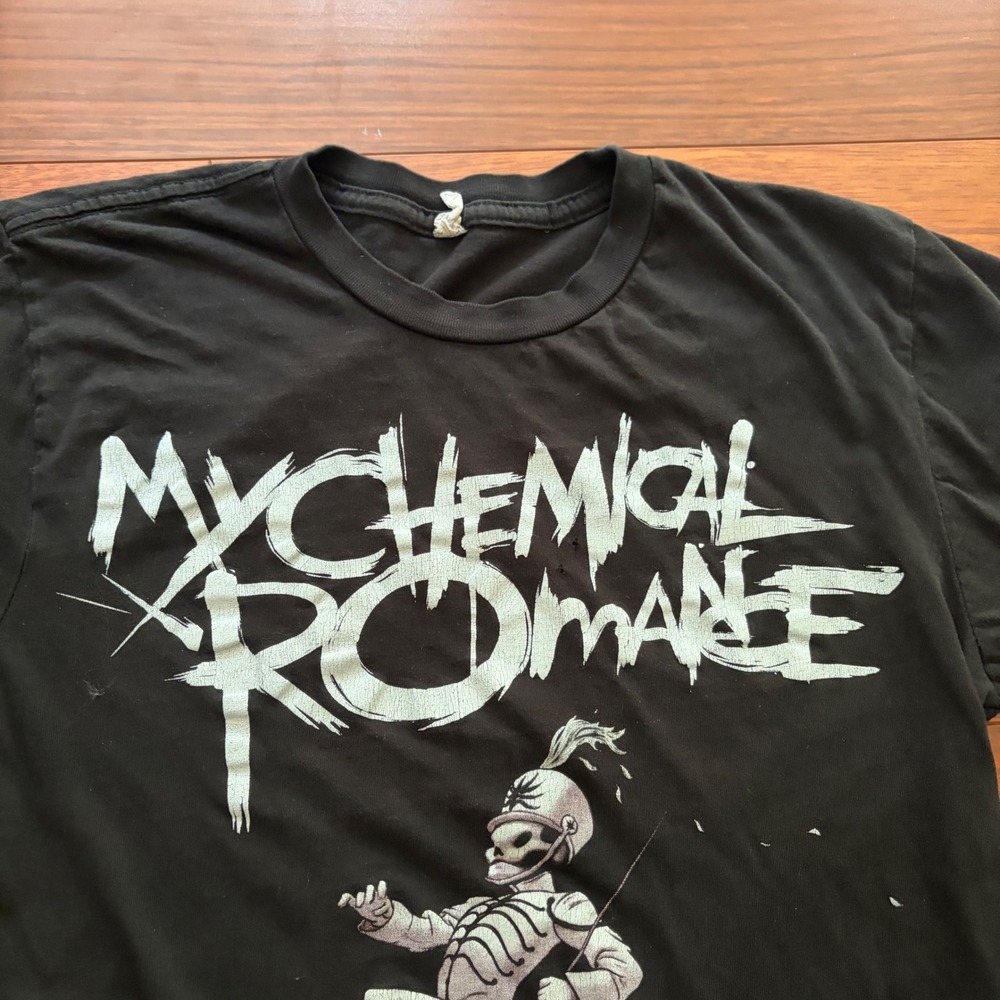 My Chemical Romance Mens Small Black Parade Shirt Vintage 2000s Emo Band Tee MCR - Picture 3 of 9